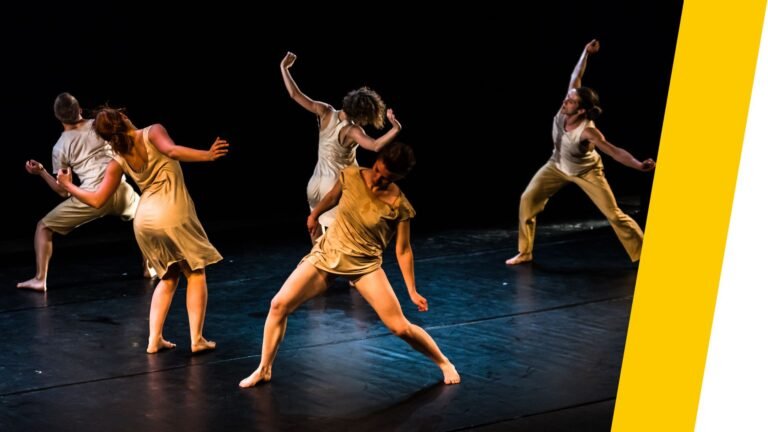 Spelers in bewegingstheater Antwerpen werken met fysieke compositie, expressie en ruimte op scène