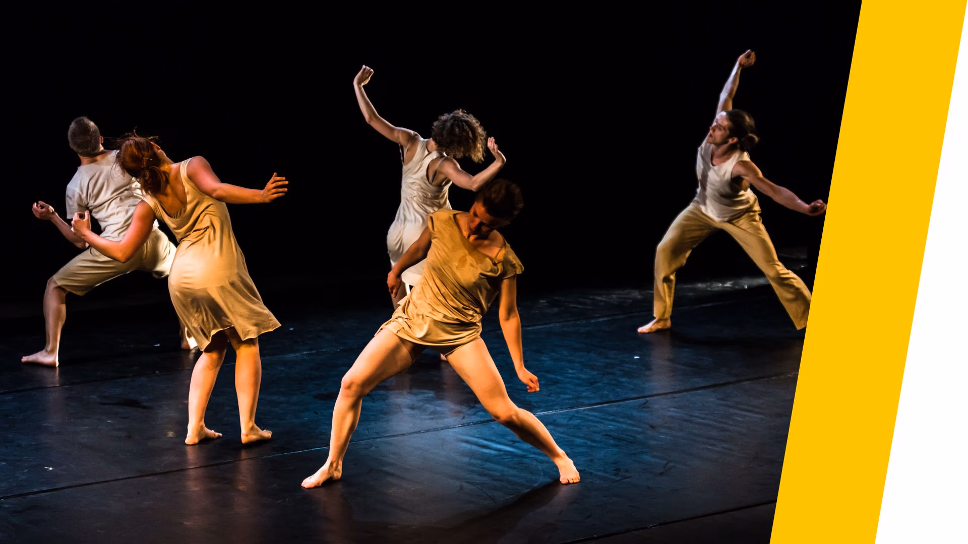 Spelers in bewegingstheater Antwerpen werken met fysieke compositie, expressie en ruimte op scène