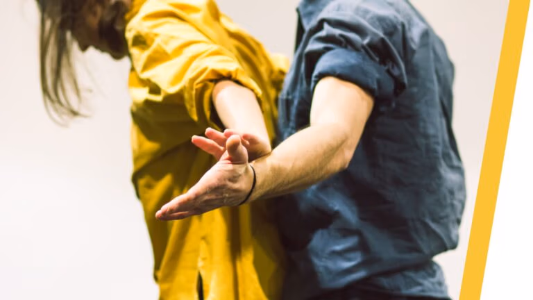 Deelnemers tijdens contact improvisatie workshop in Antwerpen werken aan partnerwerk en beweging