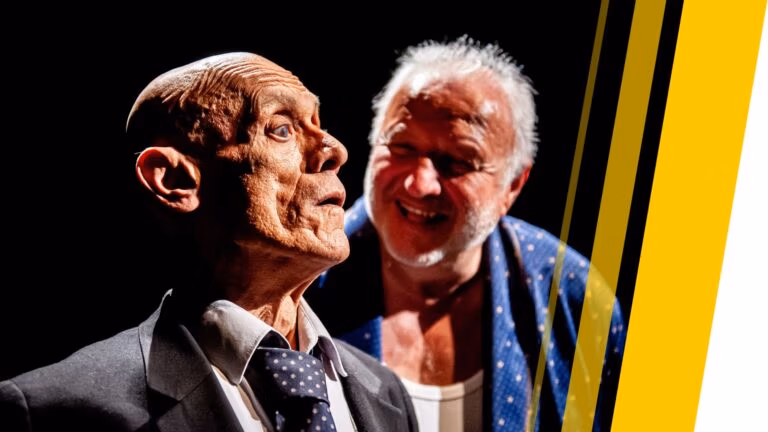 Scènebeeld uit driejarige theateropleiding Antwerpen met focus op personage-opbouw en podiumervaring