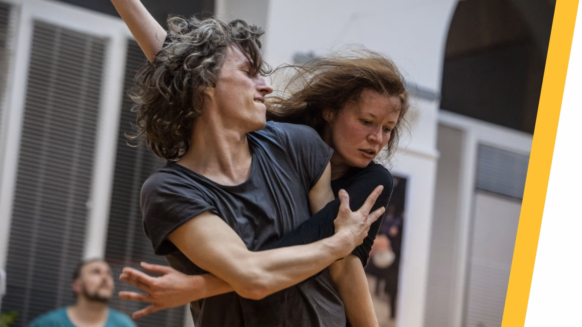 Deelnemers tijdens masterclasses fysiek theater in Antwerpen werken aan beweging en performer presence
