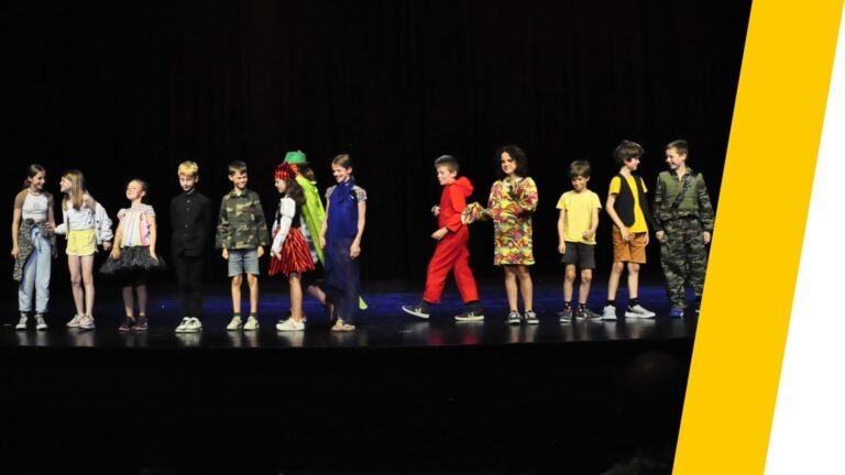 Kinderen tijdens jaartraject improvisatietheater in Antwerpen spelen creatieve scènes op het podium