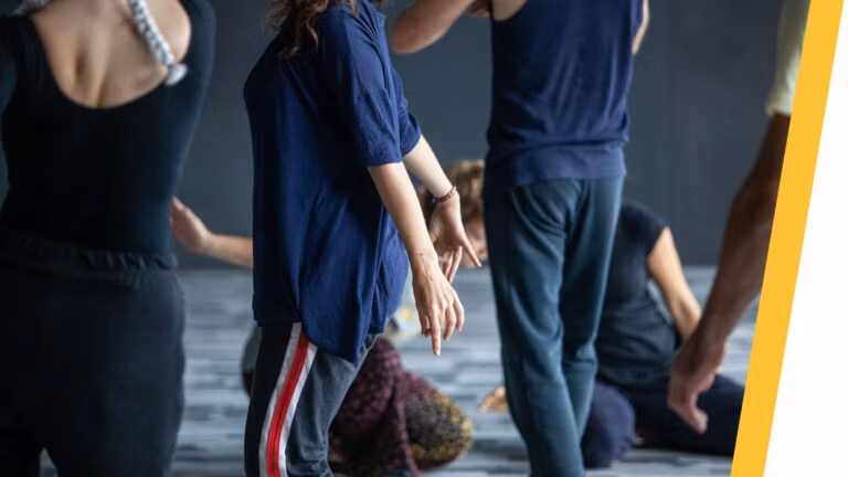 Deelnemers tijdens contact improvisatie jam in Antwerpen bewegen samen op een open dansvloer