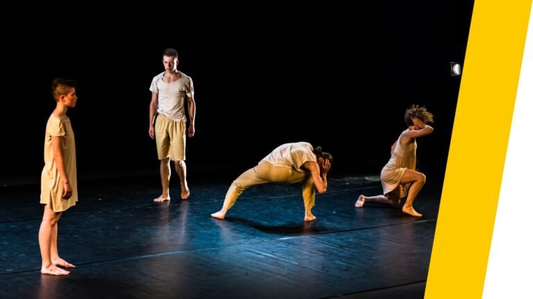 Spelers in bewegingstheater Gent werken met fysieke compositie, ruimte en expressie op scène