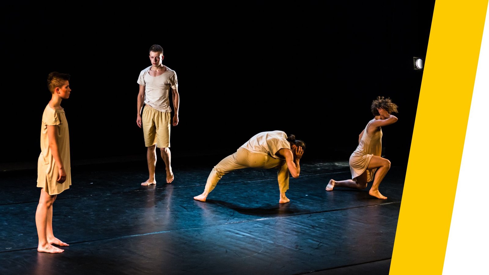 Spelers in bewegingstheater Gent werken met fysieke compositie, ruimte en expressie op scène