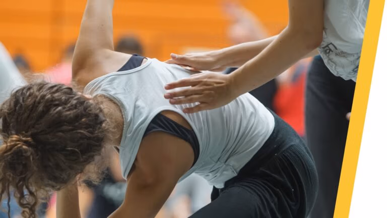 Deelnemers tijdens masterclass Decroux in Antwerpen werken aan mime corporel en fysieke articulatie