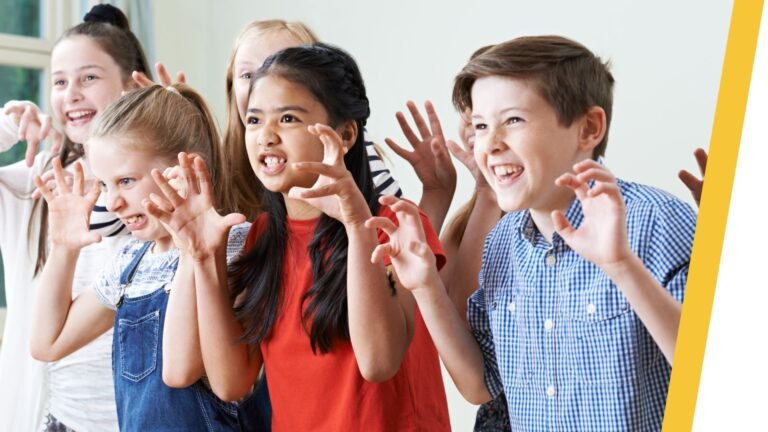 Kinderen tijdens naschoolse improvisatietheater workshops in Antwerpen spelen samen op school