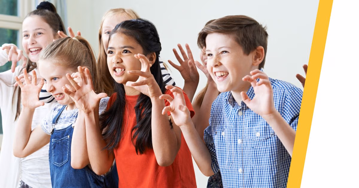 Kinderen tijdens naschoolse improvisatietheater workshops in Antwerpen spelen samen op school