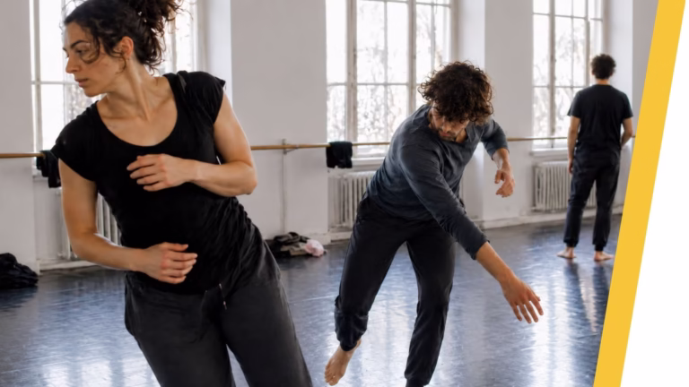 Deelnemers tijdens masterclass Meyerhold in Antwerpen werken aan biomechanics en fysieke precisie