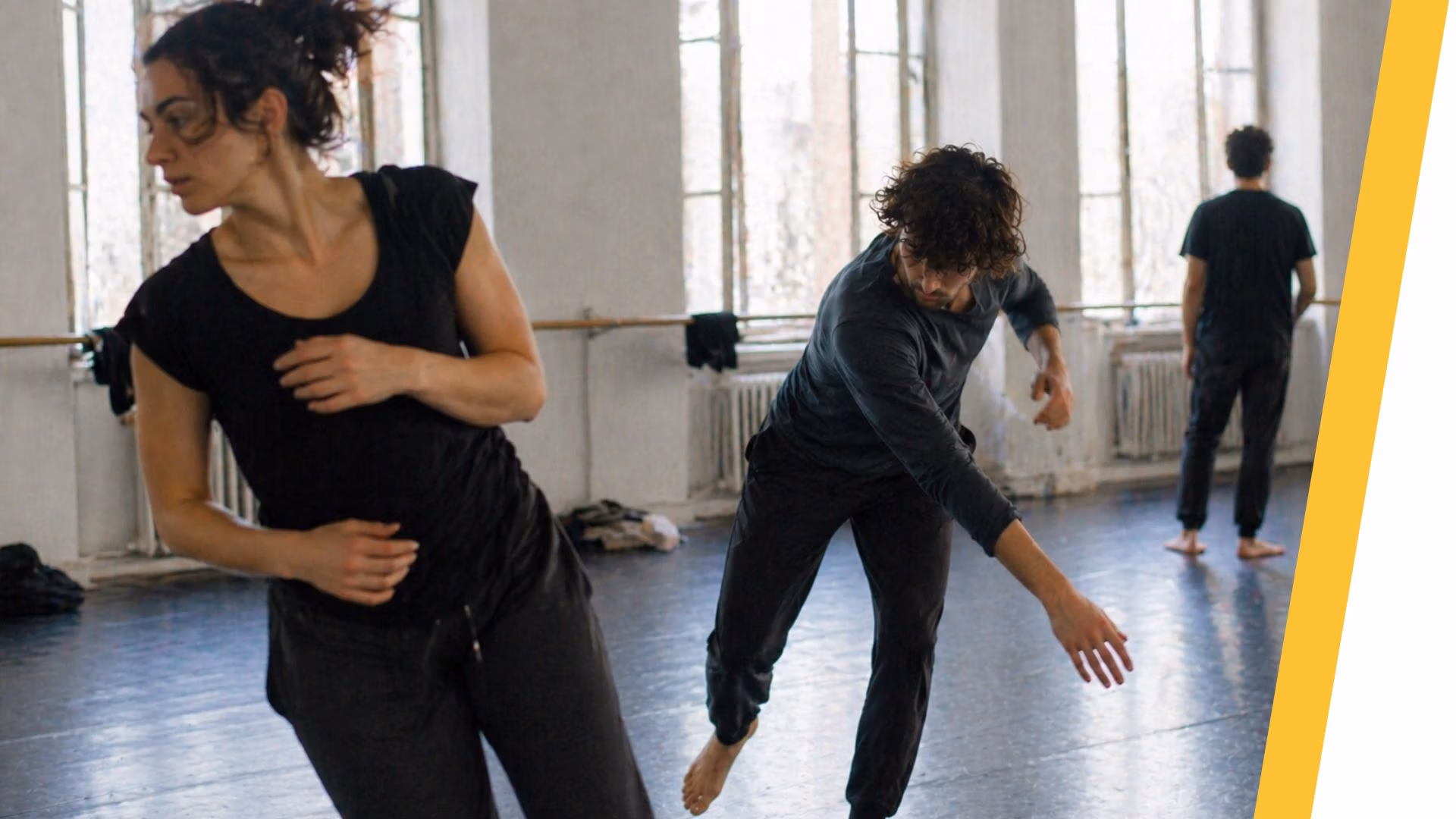 Deelnemers tijdens masterclass Meyerhold in Antwerpen werken aan biomechanics en fysieke precisie