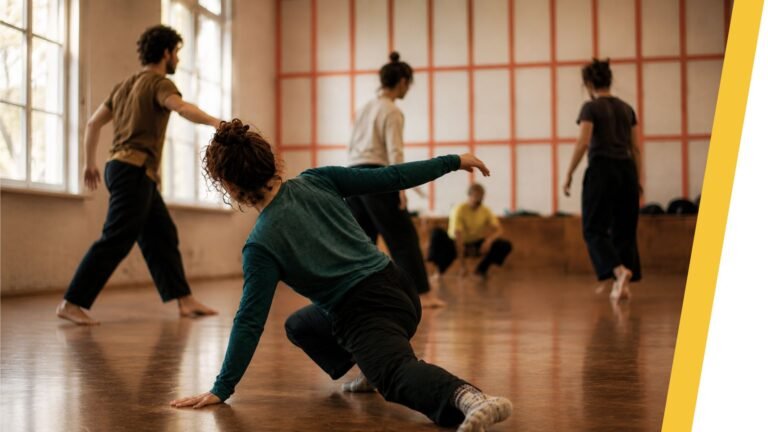 Deelnemers tijdens Viewpoints workshop in Gent werken aan ensemble en fysieke improvisatie