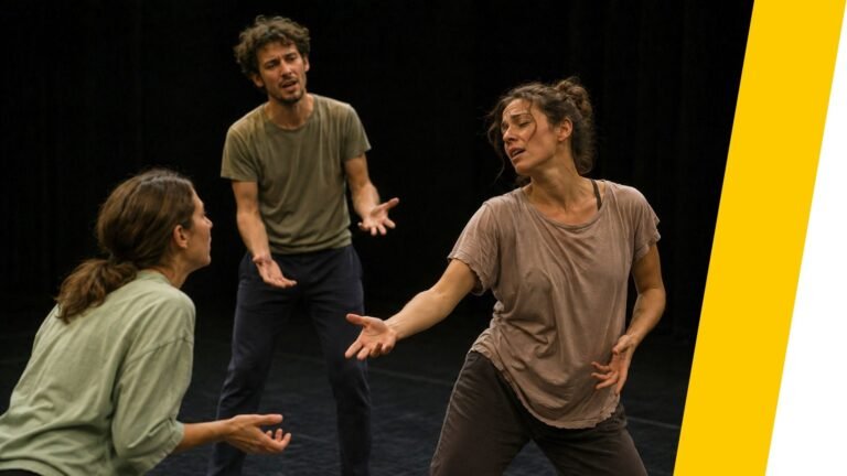 Volwassenen tijdens improvisatietheater in Antwerpen creëren samen een scène