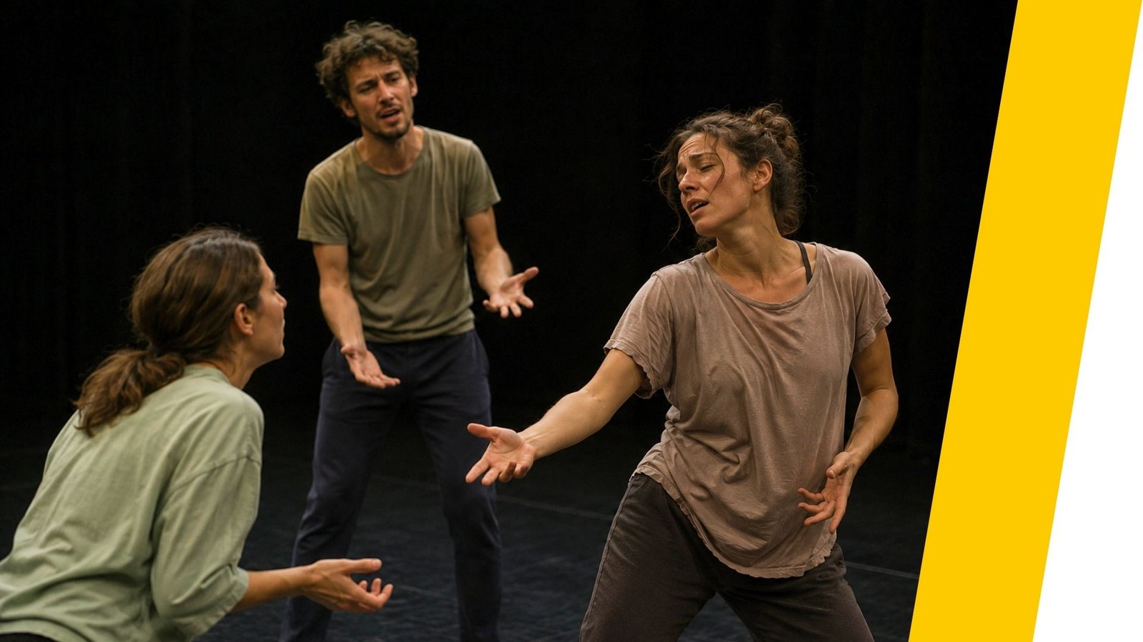 Volwassenen tijdens improvisatietheater in Antwerpen creëren samen een scène